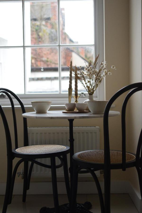 Elegant Apartment On Historic Cobbled High St Shrewsbury Town Centre Eksteriør billede